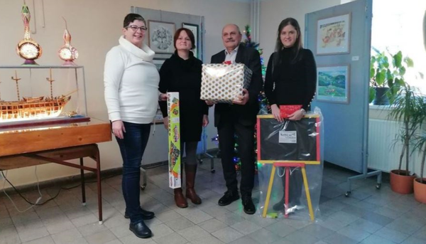 A megyei kórház gyermekosztálynak adtak át adományt a nógrádi rendőrök_900_515.png